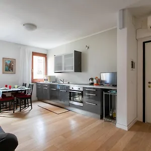 Lance With Lift, 2 Minutes Walk From The Train Station Apartamento