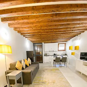 Isa Lovely In Apartamento